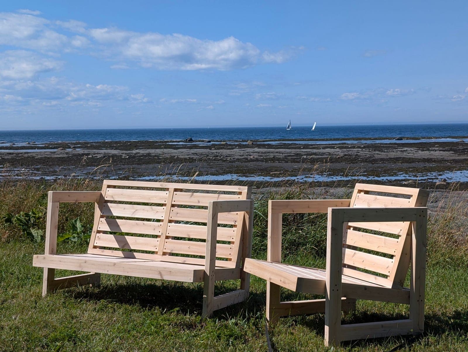 Causeuse et fauteuil de patio en cèdre faits sur mesure, face au fleuve à Rimouski