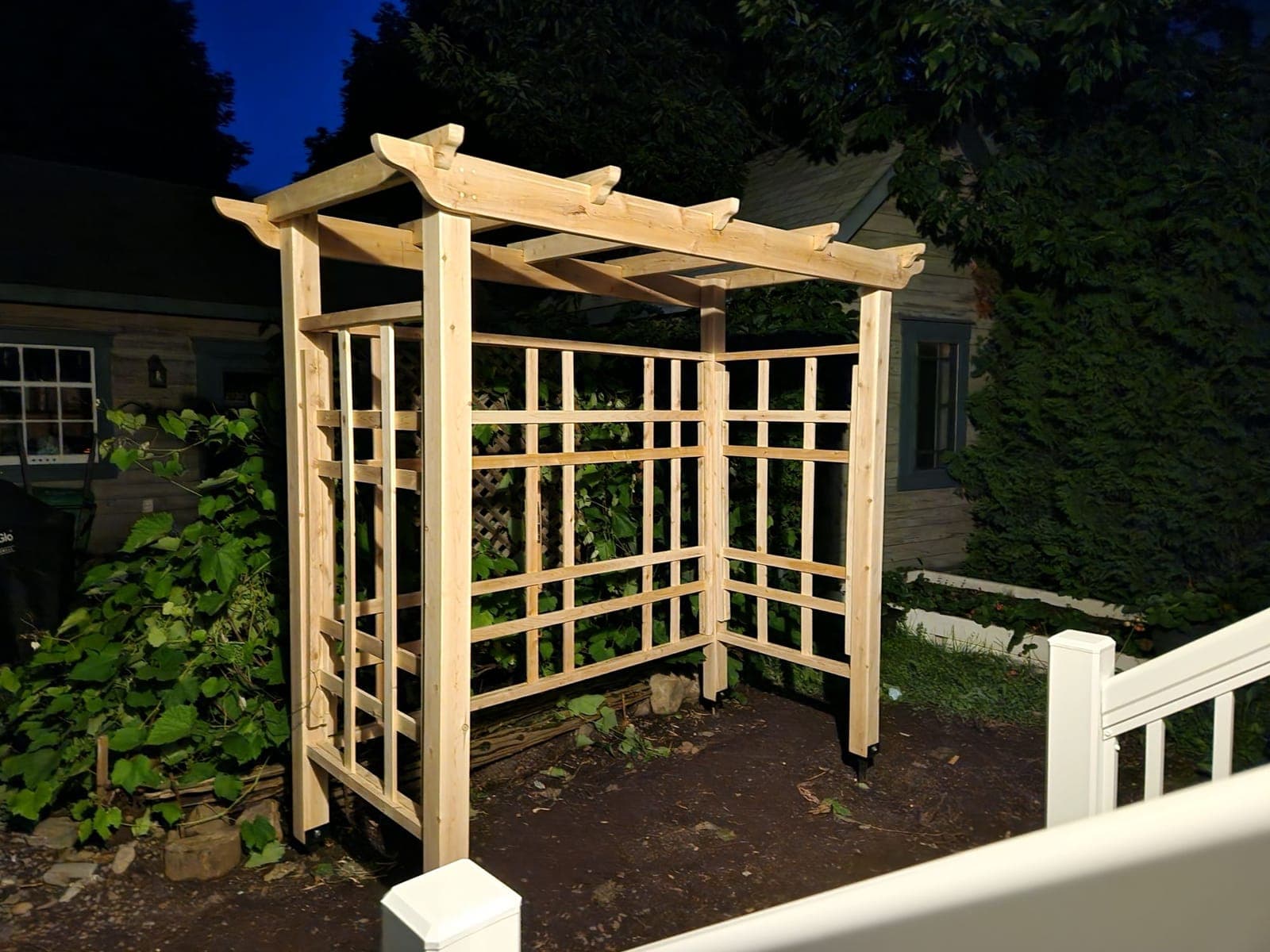 Pergola en cèdre avec treillis construite dans une cour à Rimouski